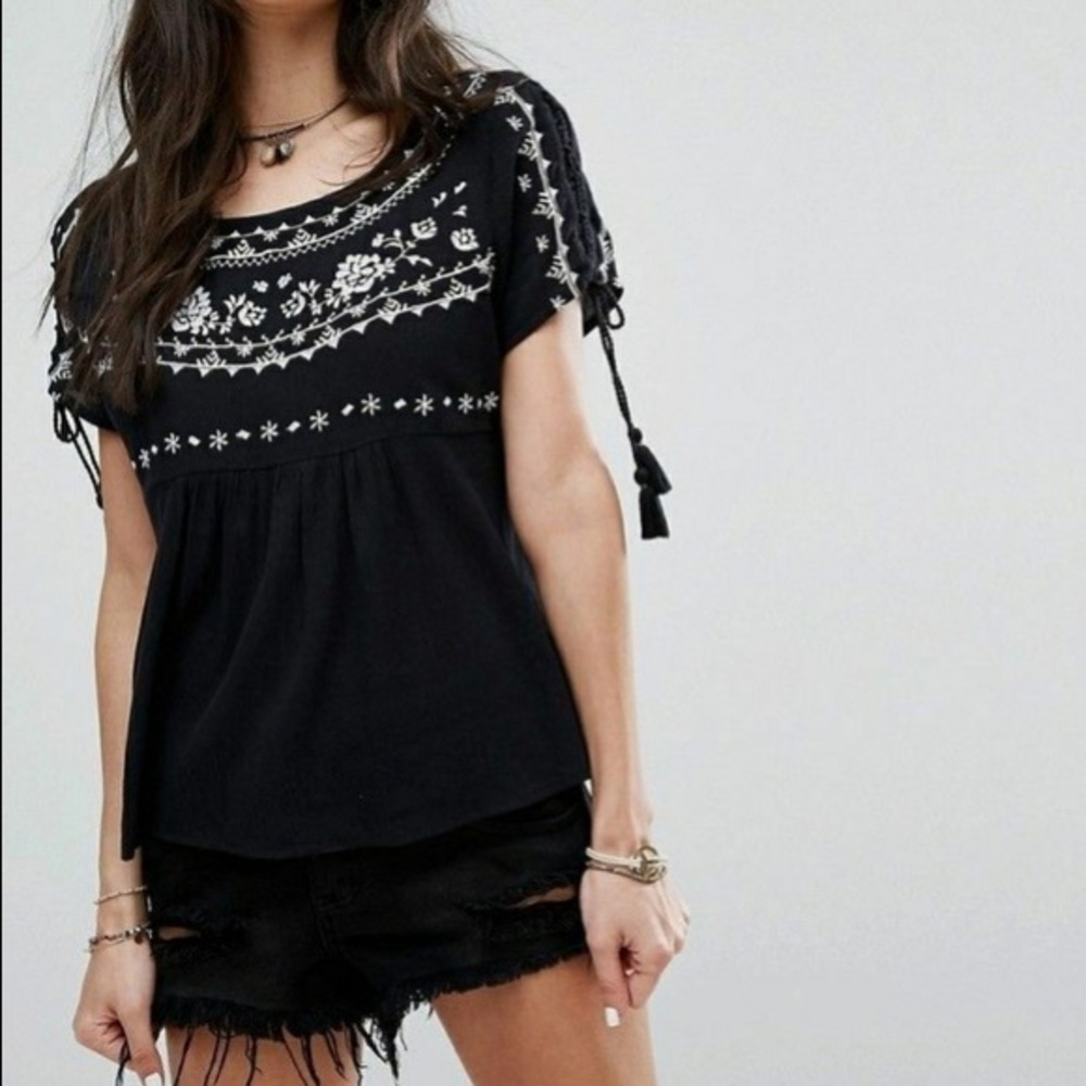 Hollister Embroidered Lace Up Sleeves Tassel Top - Picture 1 of 11